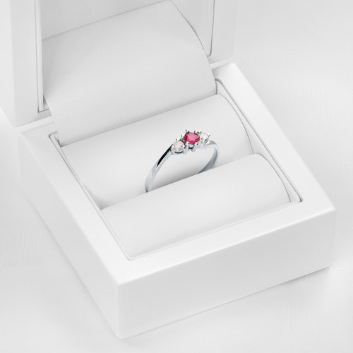 Pierścionek zaręczynowy SAVICKI: białe złoto, rubin